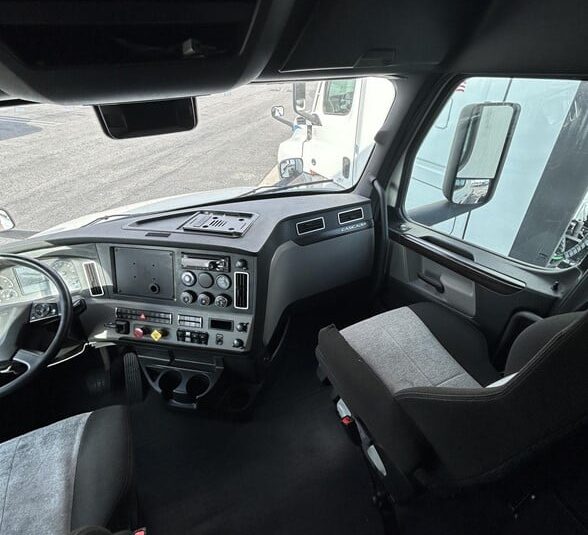 truck 204698 (14+1)-9058217953