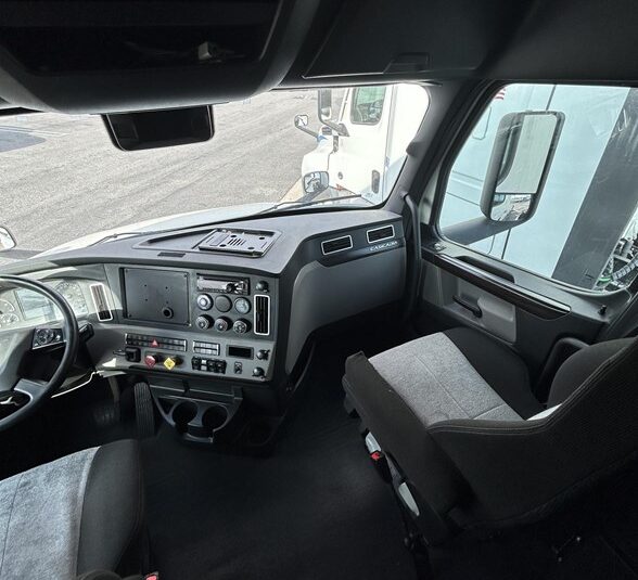truck 204704 (14+1)-9058217953