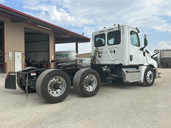 truck 208117 (6+1)-8039339656
