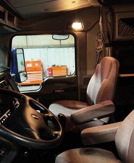 truck 208121 (8+1)-9037328600