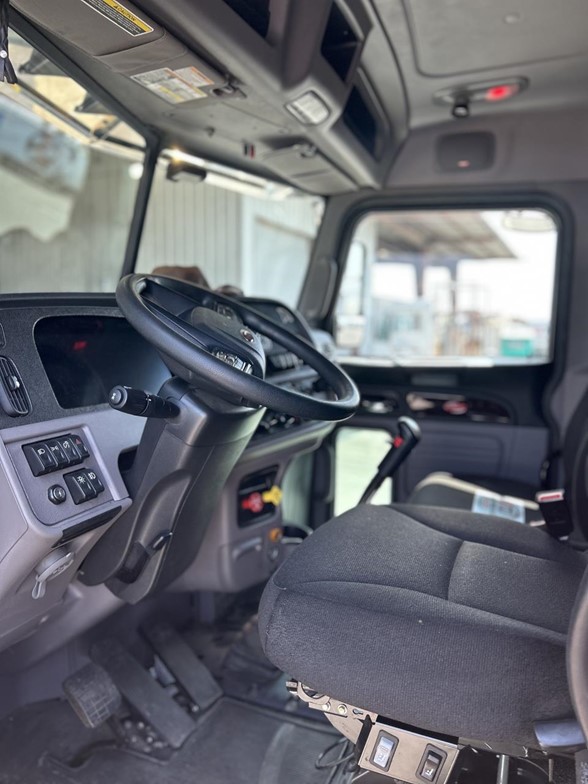 truck 208213 (9+1)-9052973809
