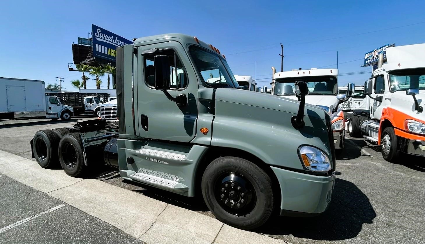 truck 221425 (8+1)-11039193575