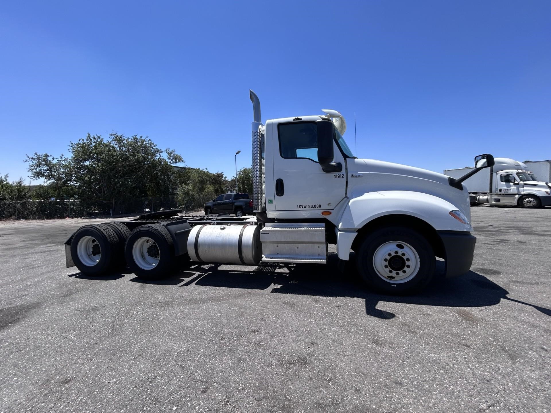 truck 221476 (2+1)-11037689612